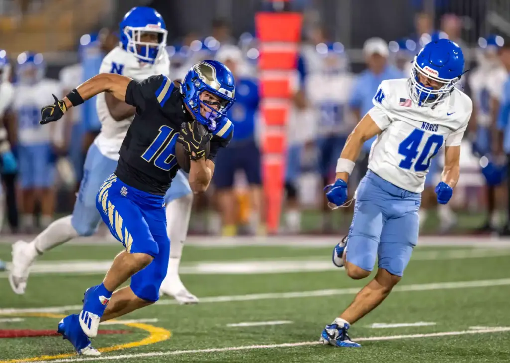 Santa Margarita wide receiver Grant Van Raaphorst (16) carries the...