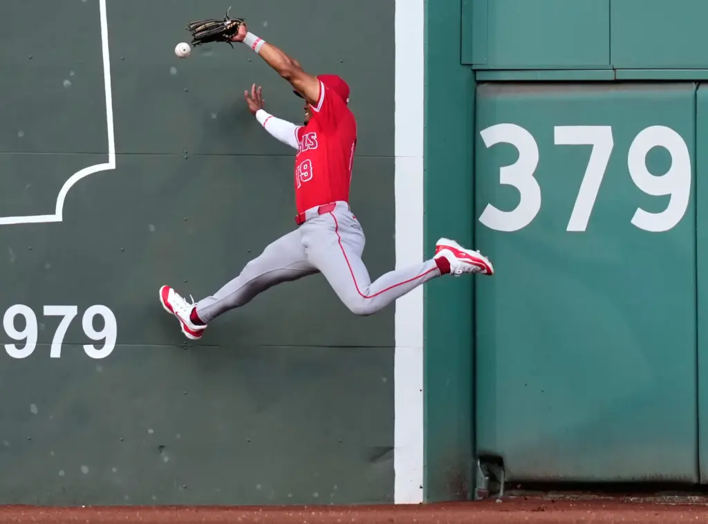 Los Angeles Angels’ Kyren Paris leaps but can’t make the...