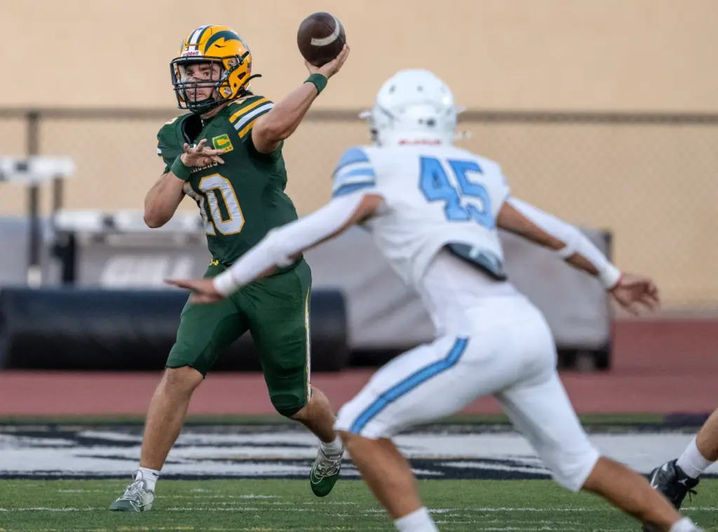 Edison quarterback Sam Thomson (10) throws the ball during a...