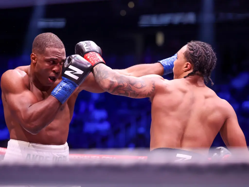 Raphael Akpejiori, (L), fights Da’mazion Vanhouter in their heavyweight fight...