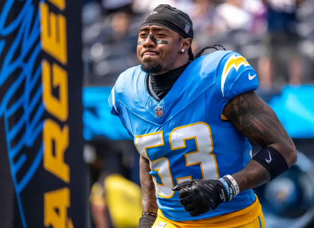 Chargers linebacker Del’shawn Phillips (53) takes the field for a...
