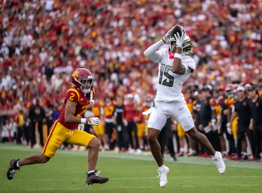 Oregon wide receiver Messiah Hampton (15) makes a catch during...