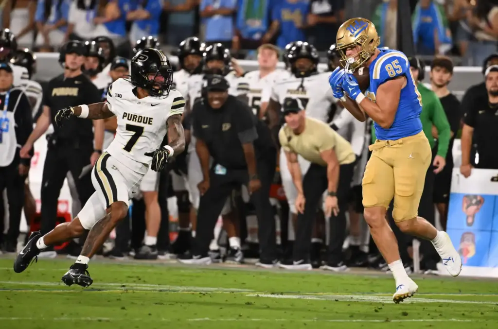 Tight end Brayden Loftin (85) of the UCLA Bruins catches...