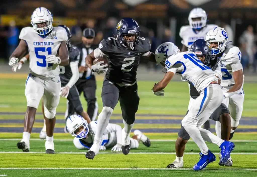 Warren’s Brandon Shade (2) runs to the 1-yard line in...