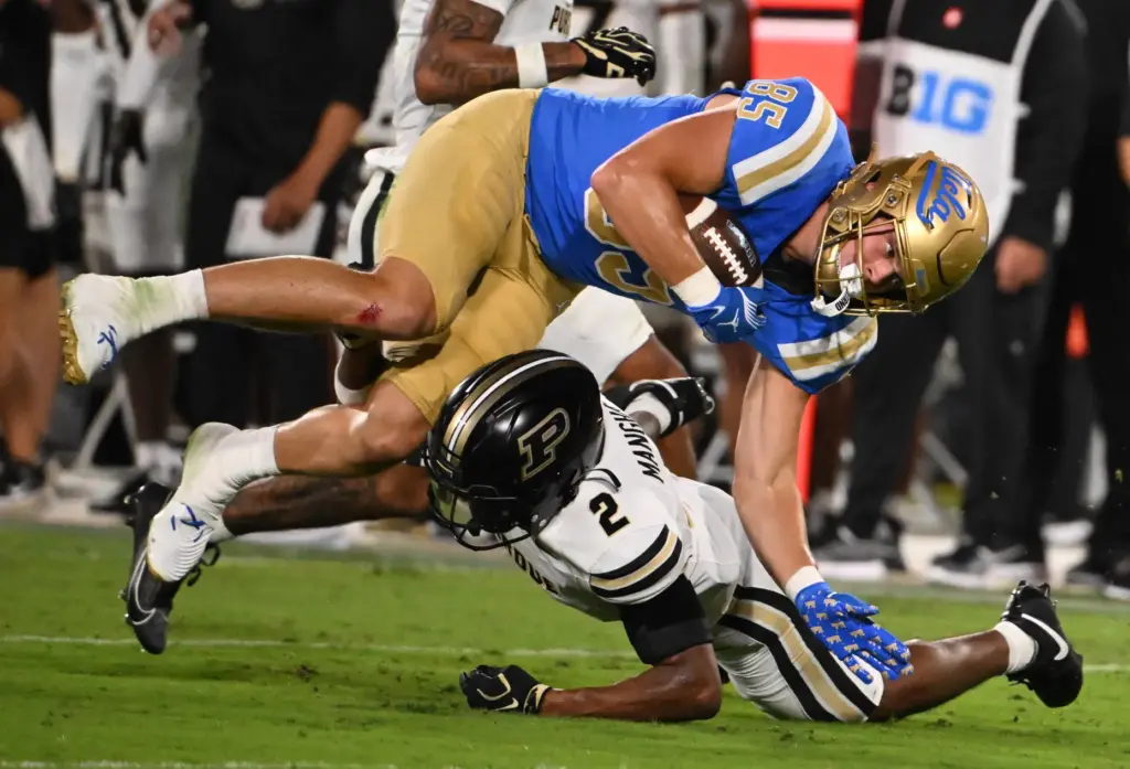 Tight end Brayden Loftin (85) of the UCLA Bruins catches...