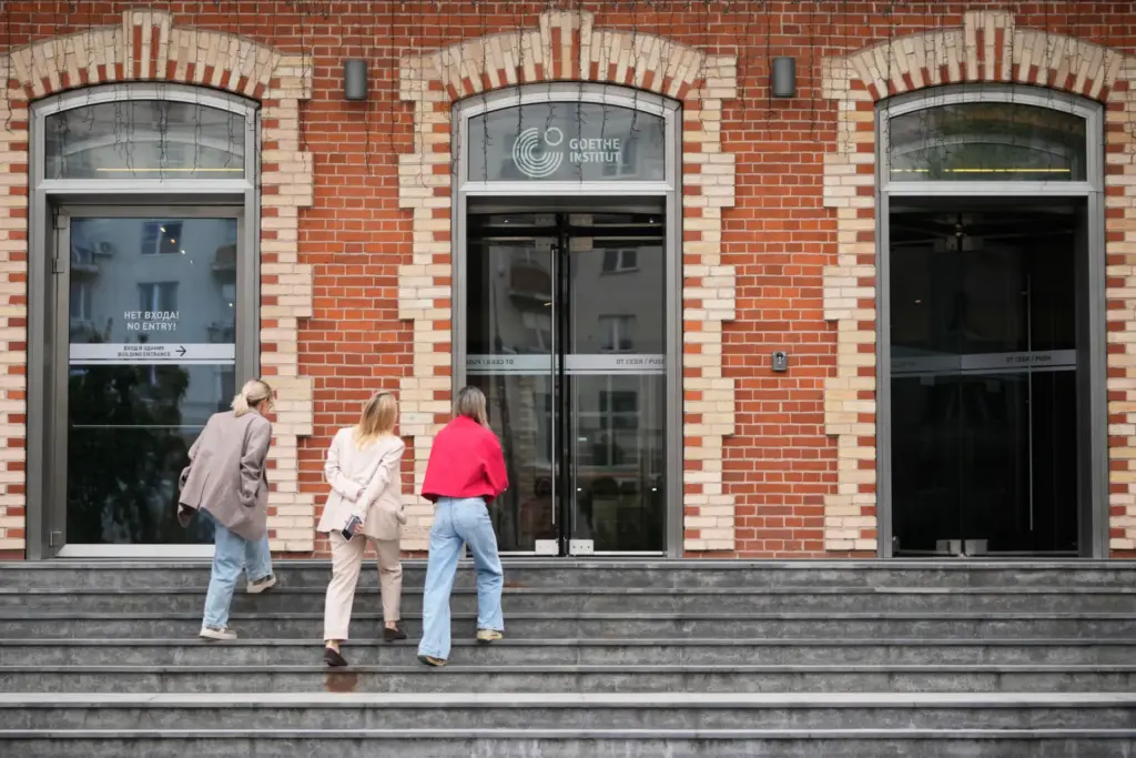 People enter a building of the Goethe-Institut.