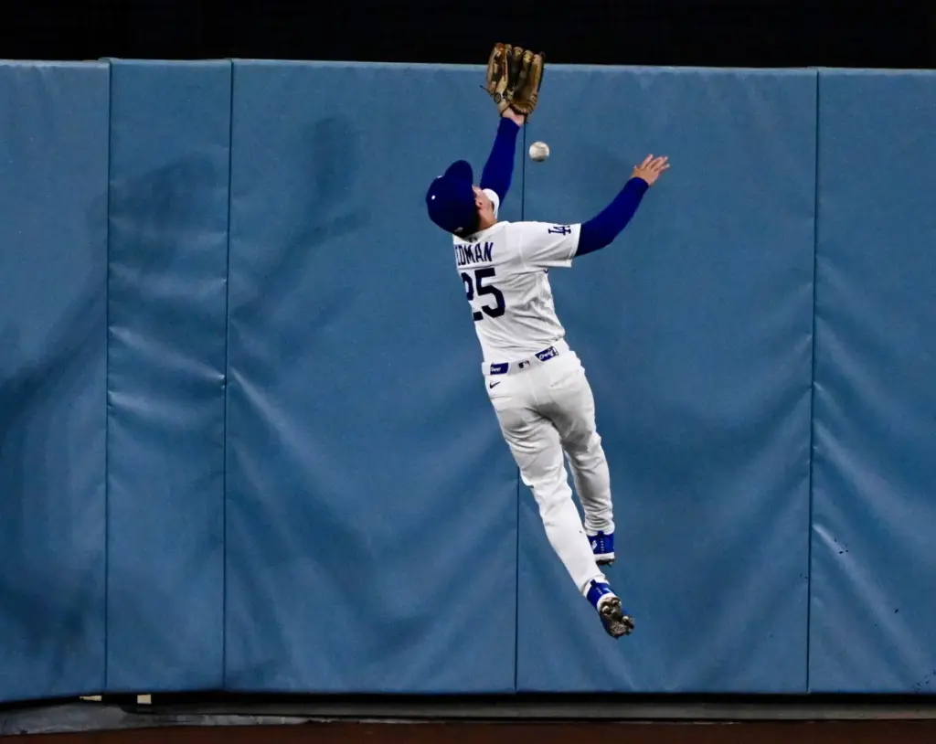Centerfielder Tommy Edman #25 of the Los Angeles Dodgers canât...