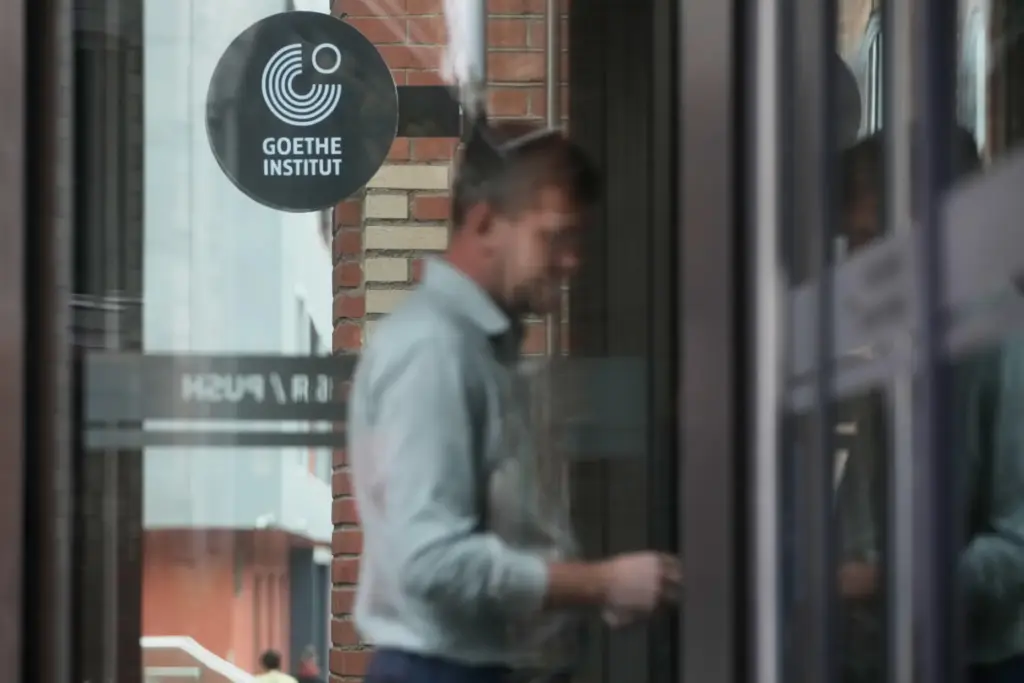 A man enters a building of the Goethe-Institut.