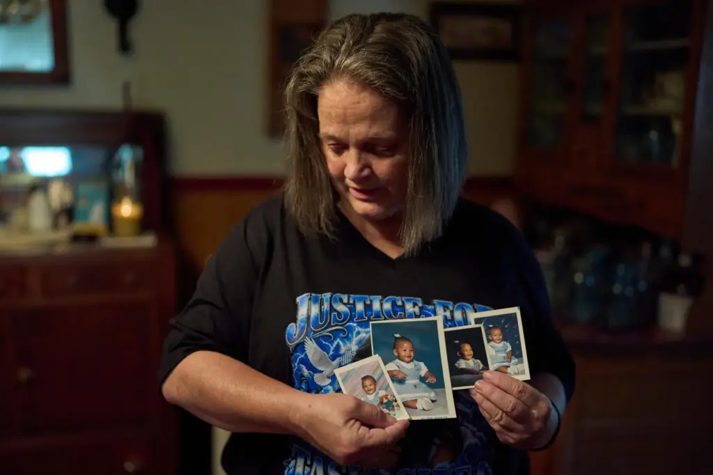 Christy Spivey hold baby pictures of her late daughter, Tasia...