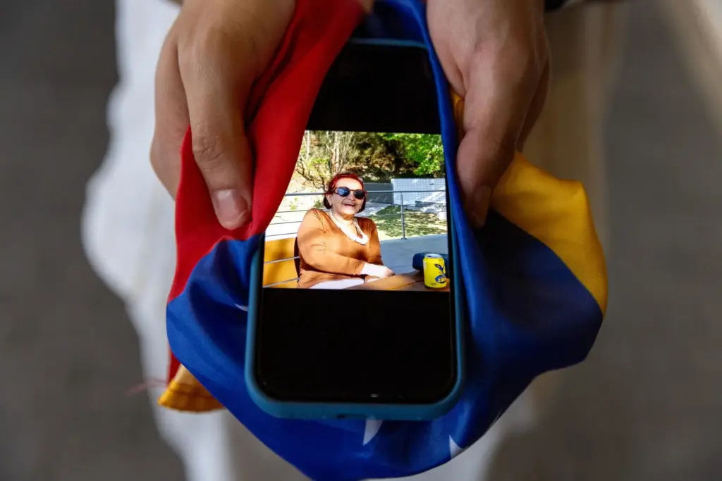 Alejandro Marquina shows a photo of his aunt Yolanda Suárez...