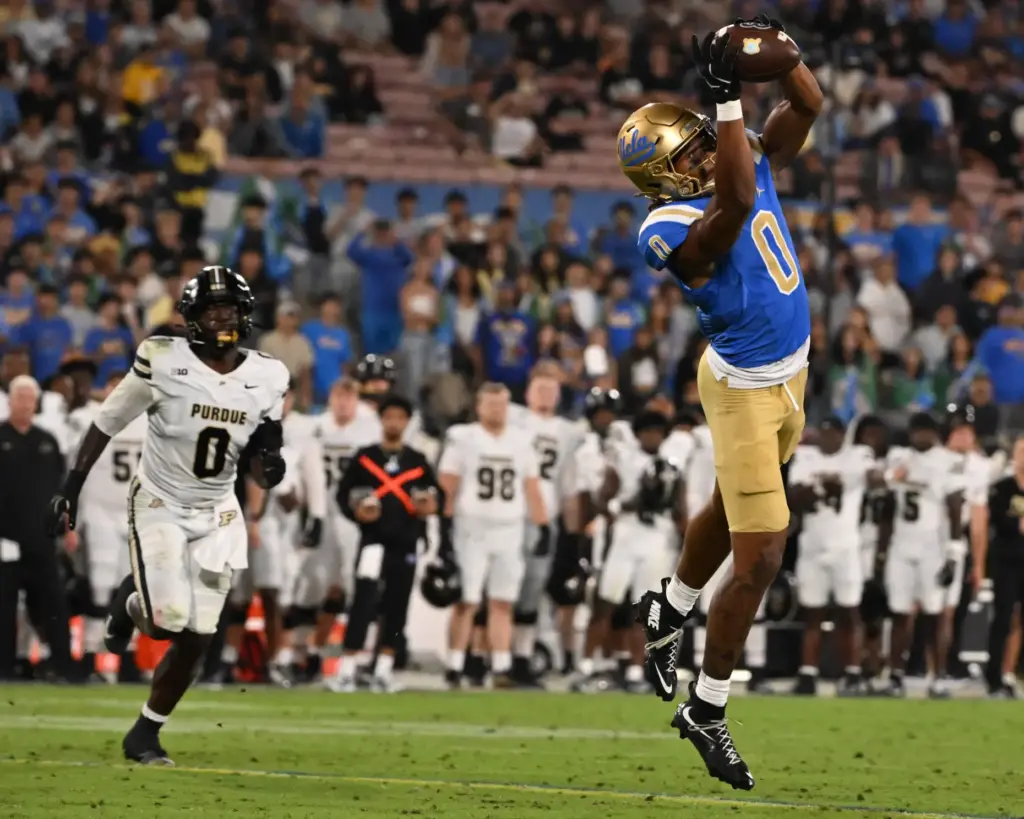 Wide receiver Leland Smith (0) of the UCLA Bruins catches...