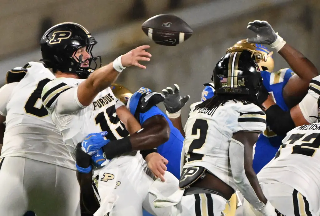Linebacker Sammy Omosigho (10) of the UCLA Bruins pressures wide...