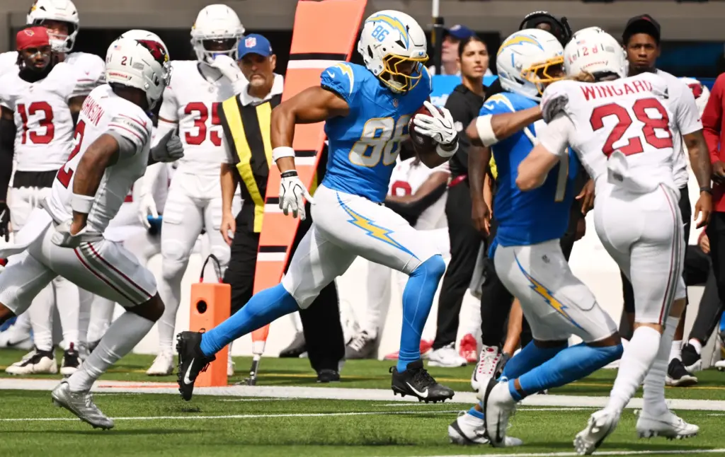 Chargers tight end Oronde Gadsden (86) catches a pass for...
