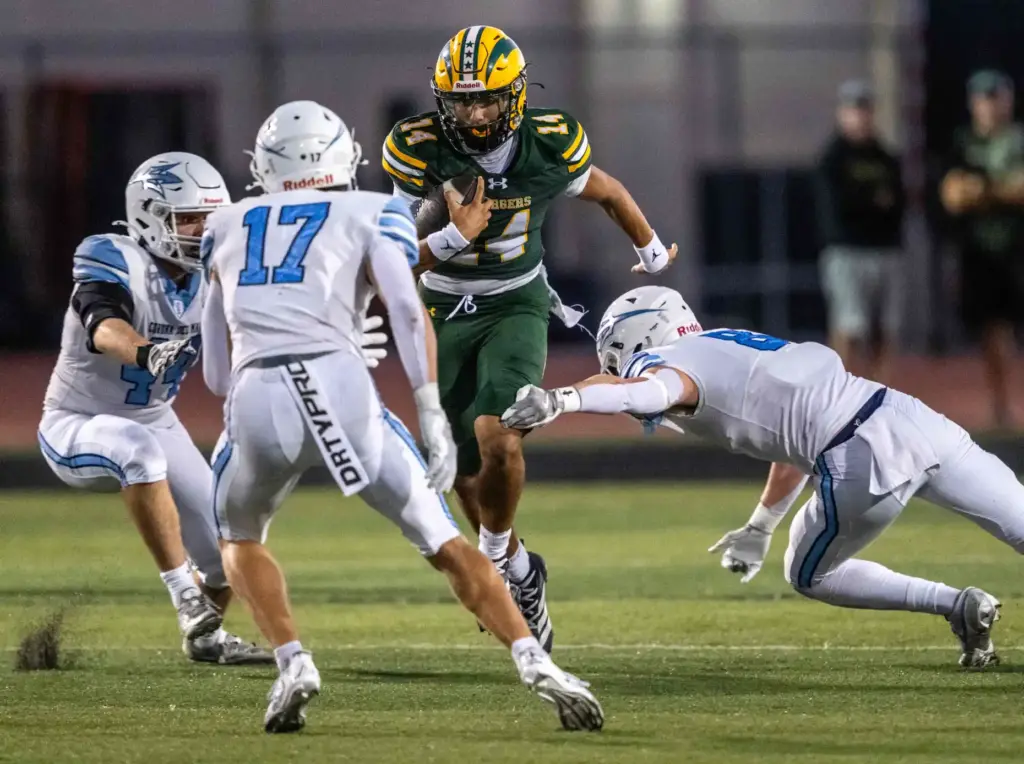Edison quarterback Kellen Hairston (14) carries the ball on a...