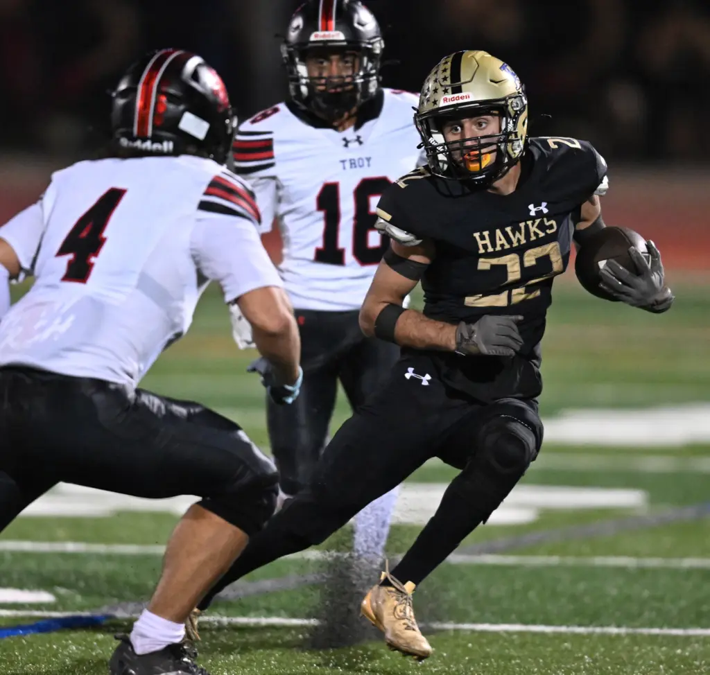 Darius Selway #22 of El Dorado avoided Roy Bouakar #4...