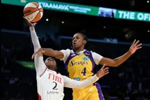 Sparks celebrate Lisa Leslie statue with rout of Fire