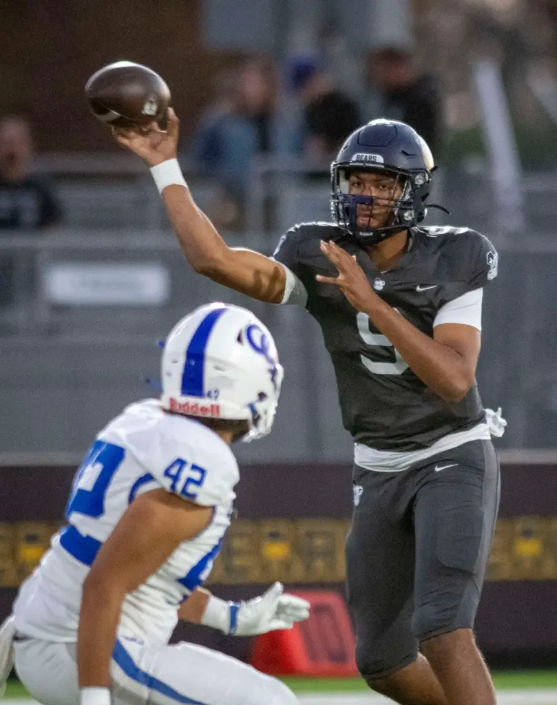 Warren’s Jordan Malikin (9) passes downfield during a non-league high...