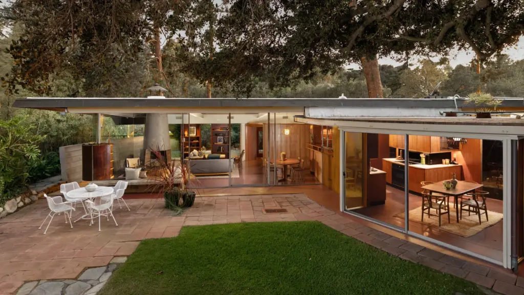 The 1949 Dahlstrom House in Pasadena, designed by modernist architect...