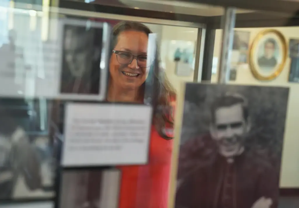 Bonnie Engstrom looks at a photo of Sheen.