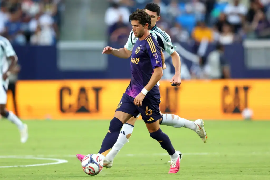 Galaxy midfielder Sergi Roberto (6) controls the ball against the...