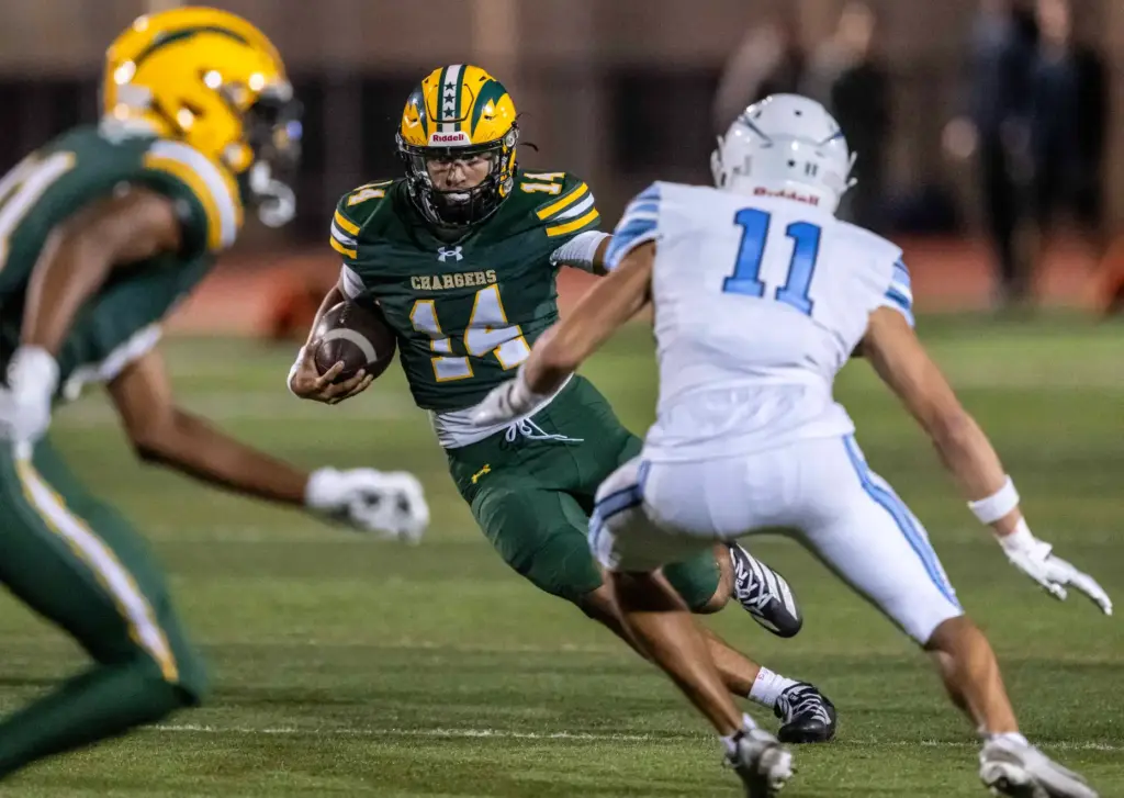Edison quarterback Kellen Hairston (14) carries the ball on a...