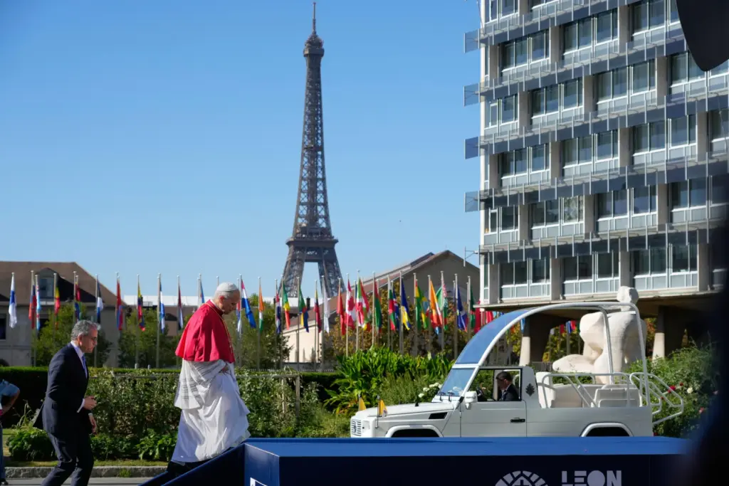 Pope Leo XIV, followed by Director-General Khaled El-Enany, leaves UNESCO headquarters.