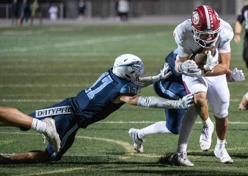 La Sernaâs Jordan Bonilla (2) carries the ball to the...