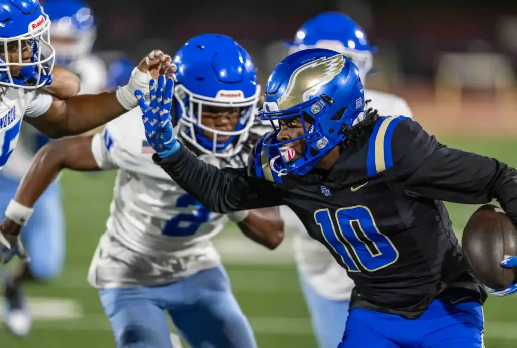 Santa Margarita wide receiver Kiyan Callis (10) carries the ball...
