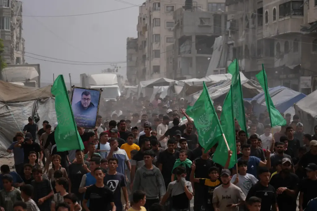 Palestinians carry the bodies of Hamas Mohannad Abu Foul and Izz Al Din Al Beik.