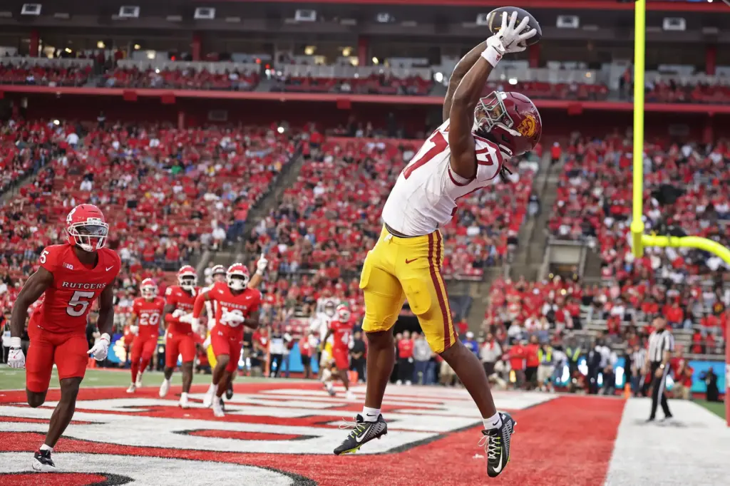Southern California wide receiver Kayden Dixon-Wyatt (17) scores a two-point...