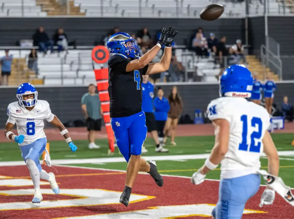 Santa Margarita tight end Luke Gazzaniga (9) catches a touchdown...