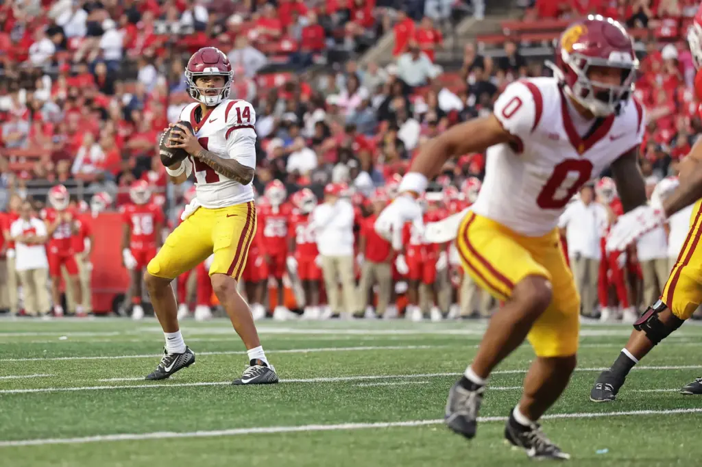 USC quarterback Jayden Maiava (14) passes during the second half...