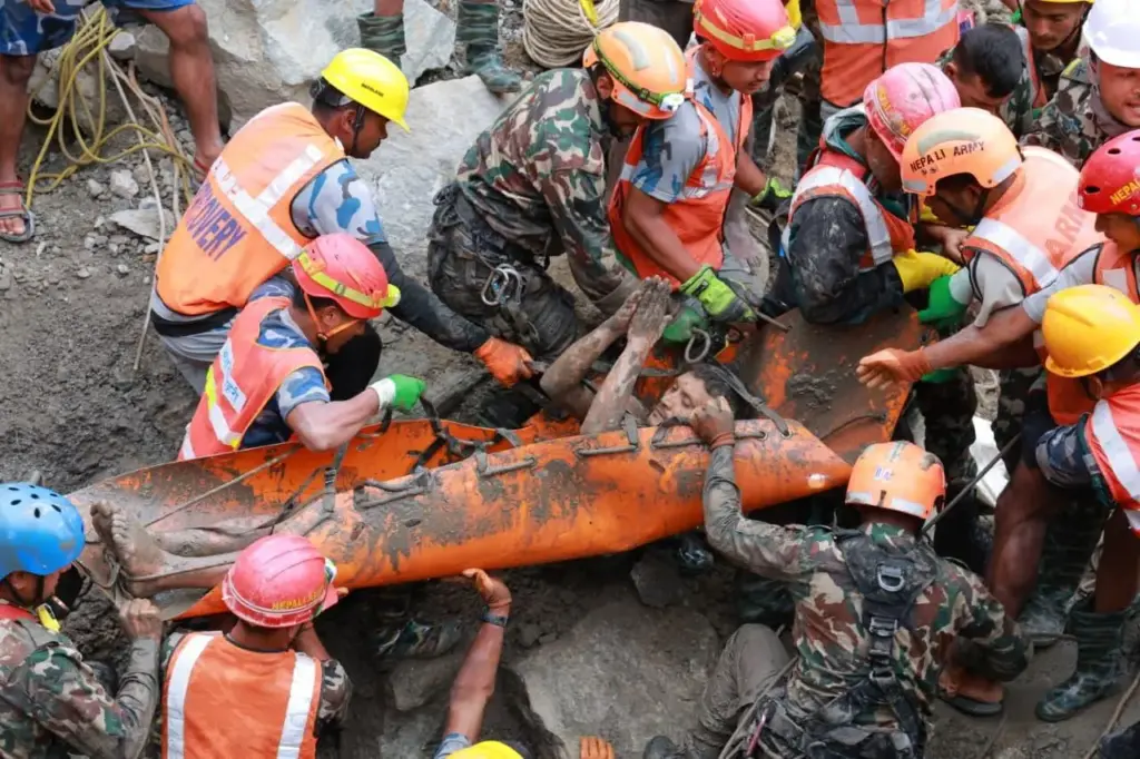 Soldiers rescue a worker alive from a tunnel.