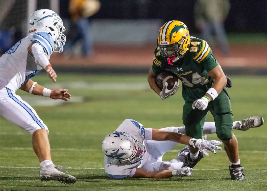 Edison wide receiver Greysen De La Torre (84) breaks a...