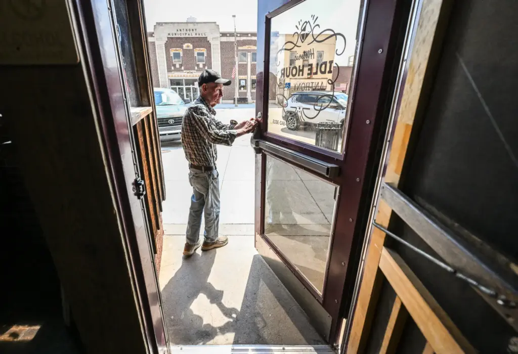 Earl Ratliff leaves the Idle Hour bar in Anthony, Kansas,...