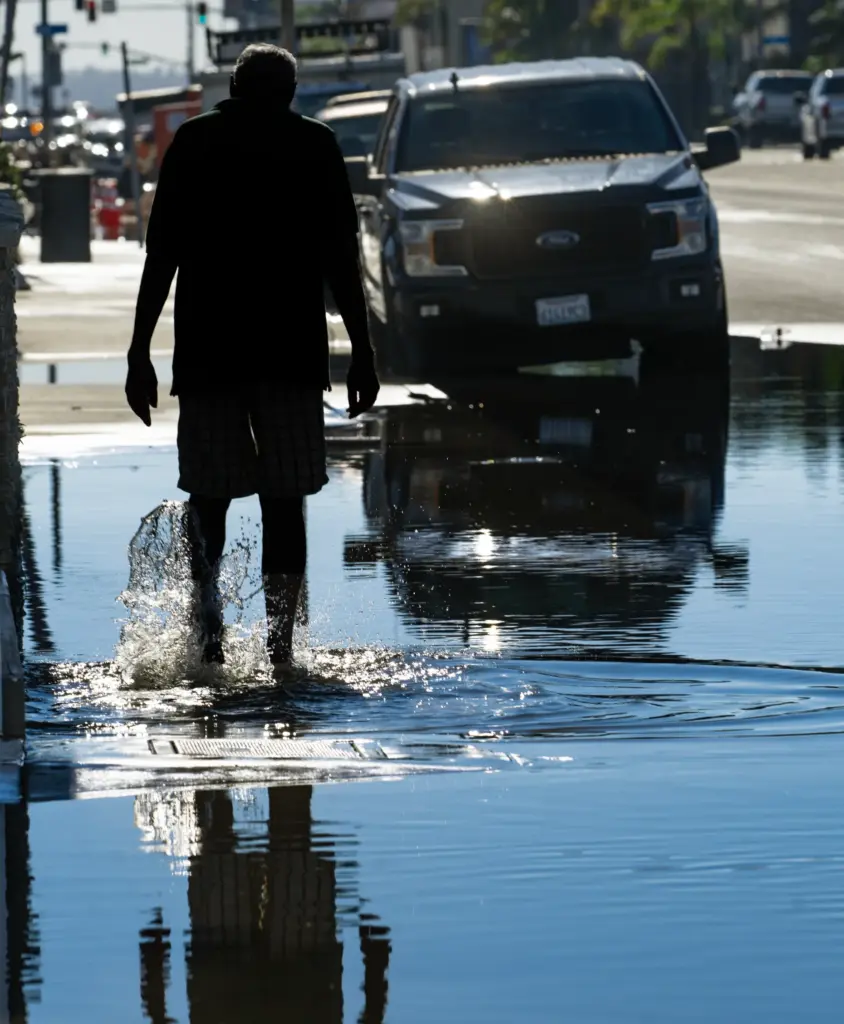 Brad Ross checks out the flooding along PCH in Huntington...
