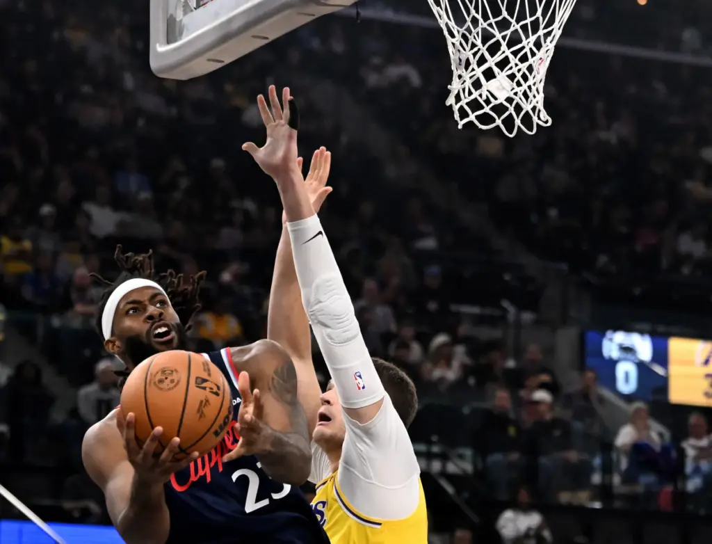 Clippers forward/center Isaiah Jackson, left, drives to the basket as...