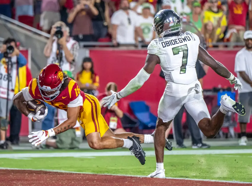 USC wide receiver Tanook Hines (16) dives into the end...