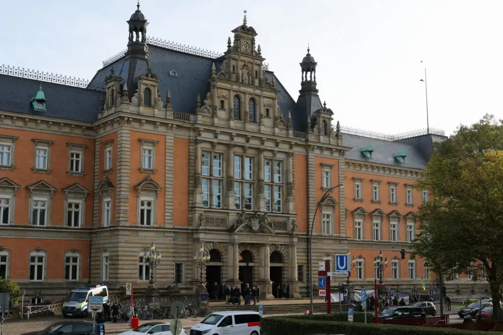 Journalists wait at the entrance to the Hanseatic Higher Regional Court.