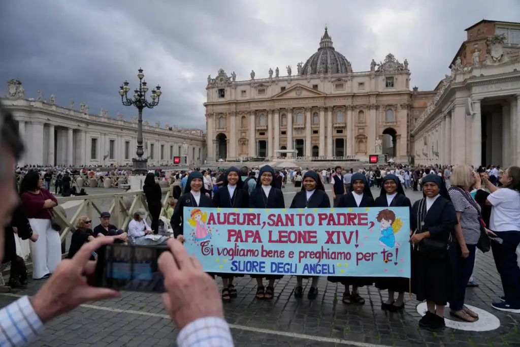 Nuns with a banner in Italian reading: “Best wishes, Holy...