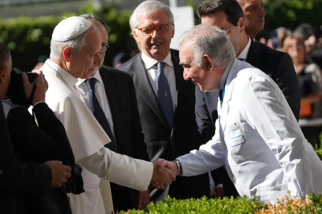 Medical Director Andrea Cambieri receives Pope Leo XIV.