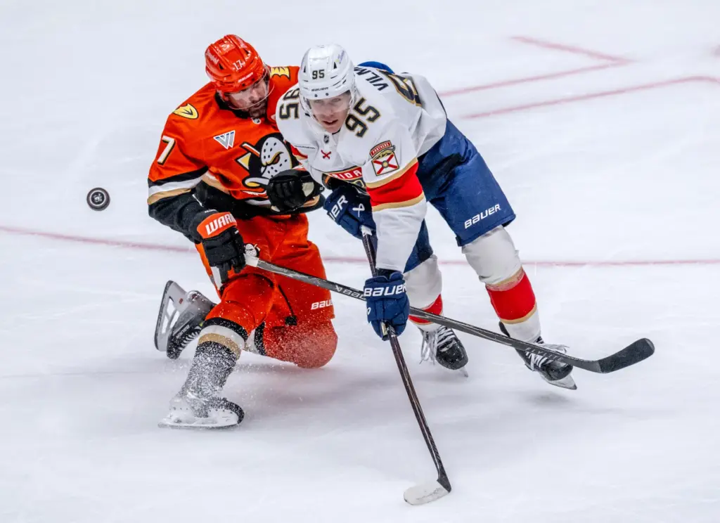 The Ducksâ Alex Killorn (17), left, and the Florida Panthersâ...