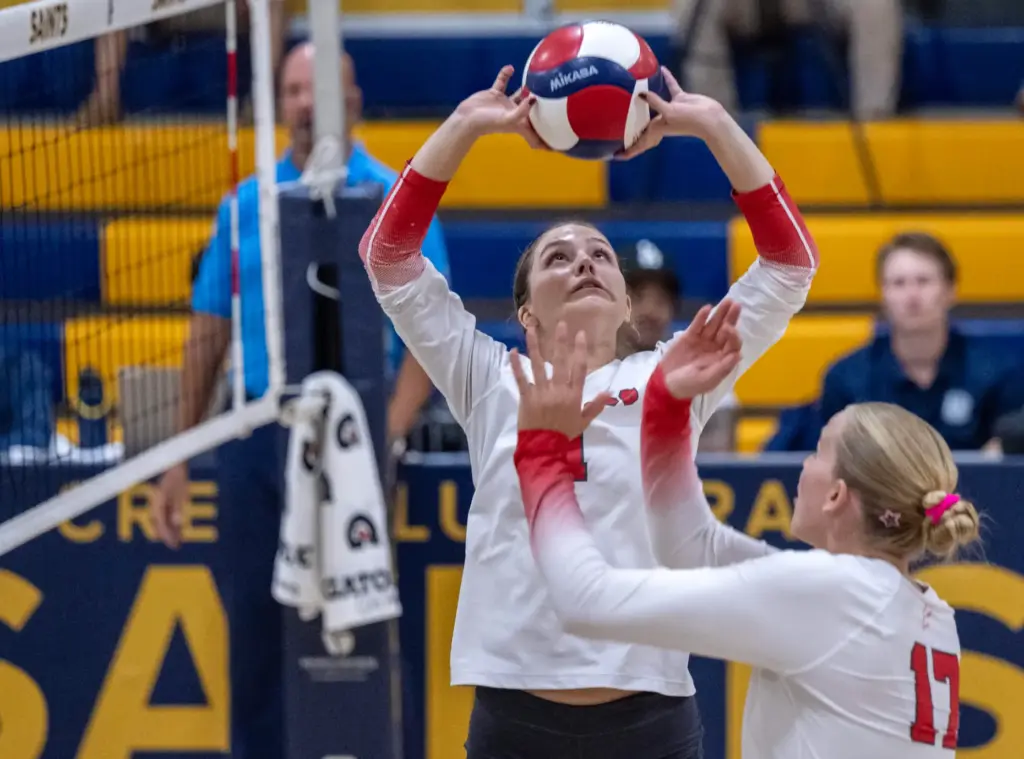 Redondo Union setter Marlo Libbey (1), left, makes a quick...