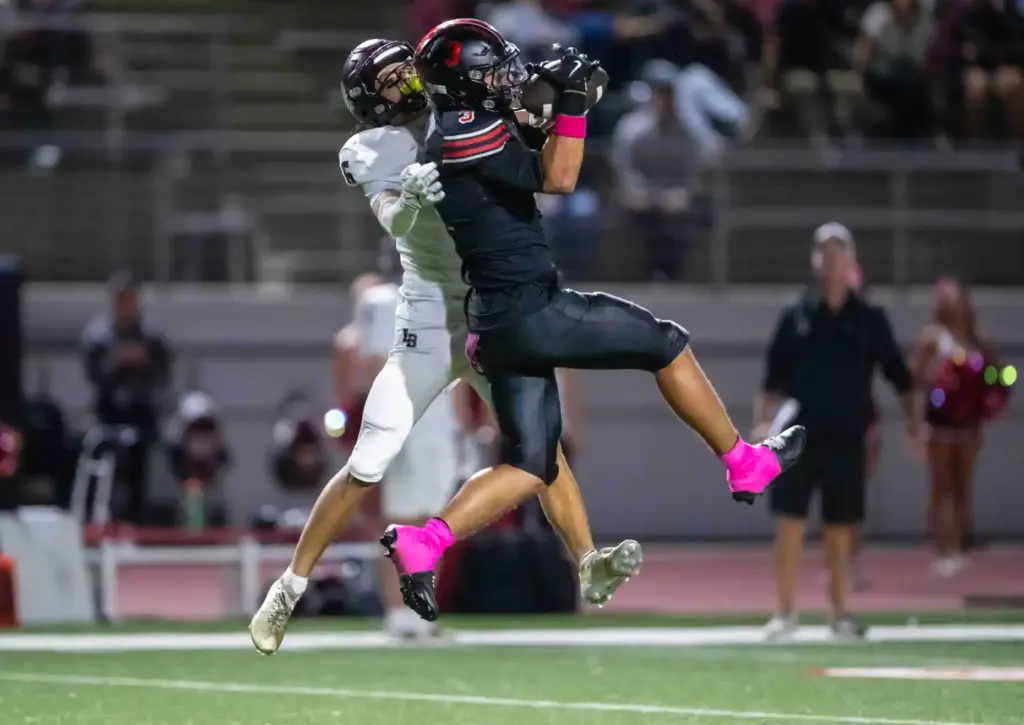Troy wide receiver Andrew Green (3) makes a leaping catch...