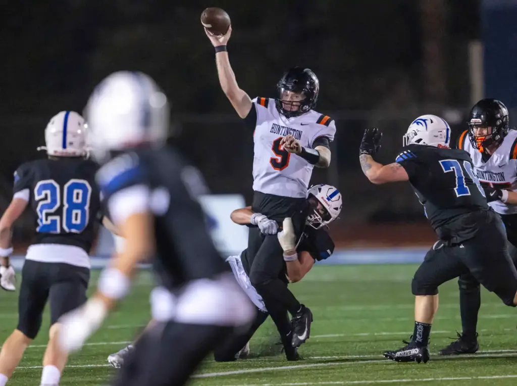 Huntington Beach quarterback Brady Edmunds (9) throws the ball during...