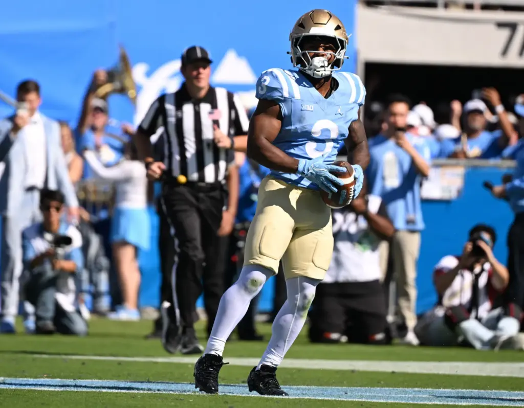 UCLA running back Wayne Knight (3) scores on a 1-yard...