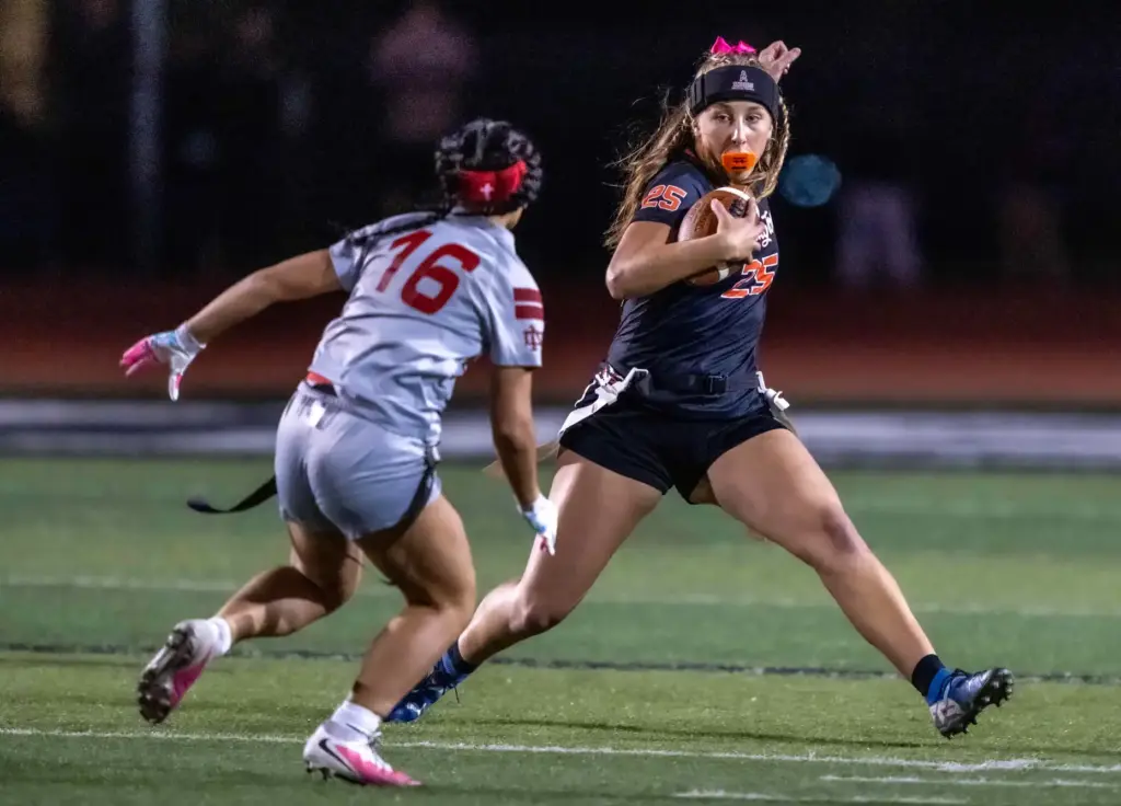 Huntington Beach wide receiver Isabel Spak (25) carries the ball...