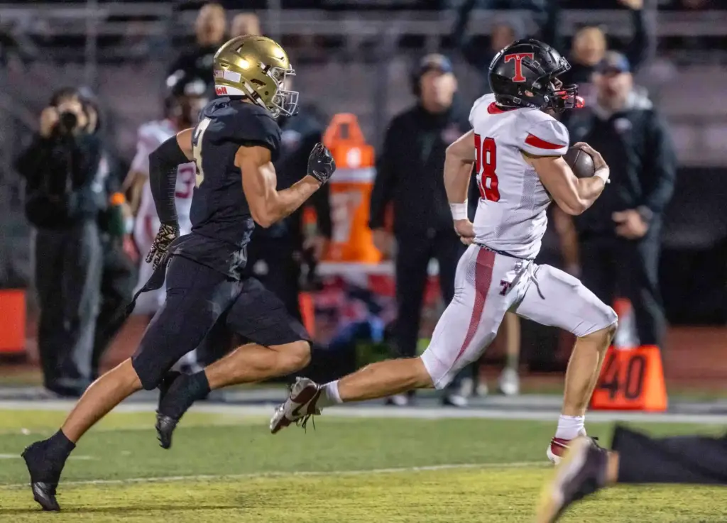San Clementeâs Matthew Norman (28) carries the ball during an...