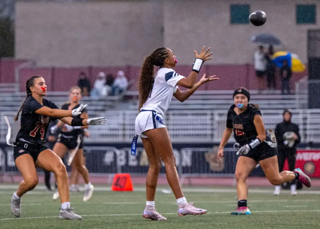 Sierra Canyon wide receiver Zoe Thomas (9) makes a catch...