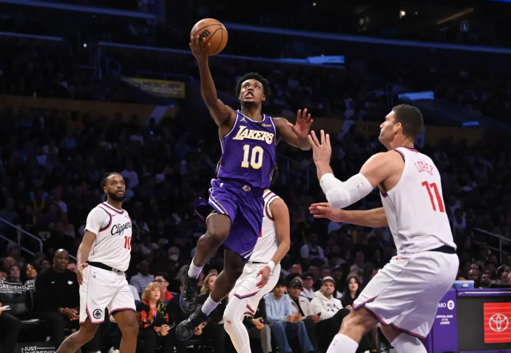 Lakers guard Collin Sexton drives to the basket in front...